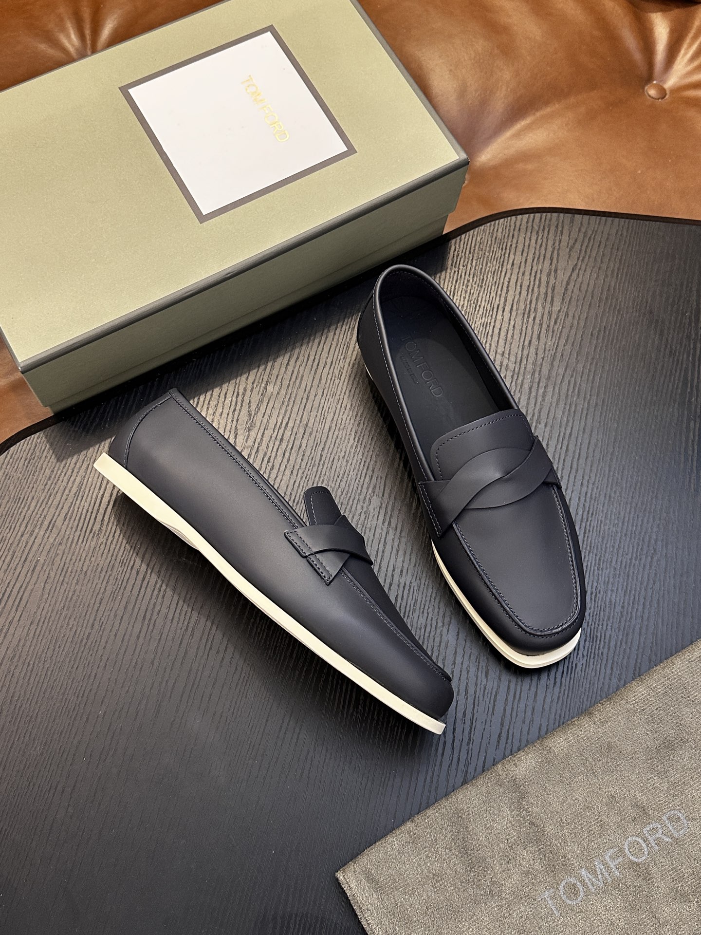TOM FORD Cambridge 牛皮低帮运动鞋 本款运动鞋采用进口反绒小牛皮、对比边饰、圆头、正面系带、橡胶平底、