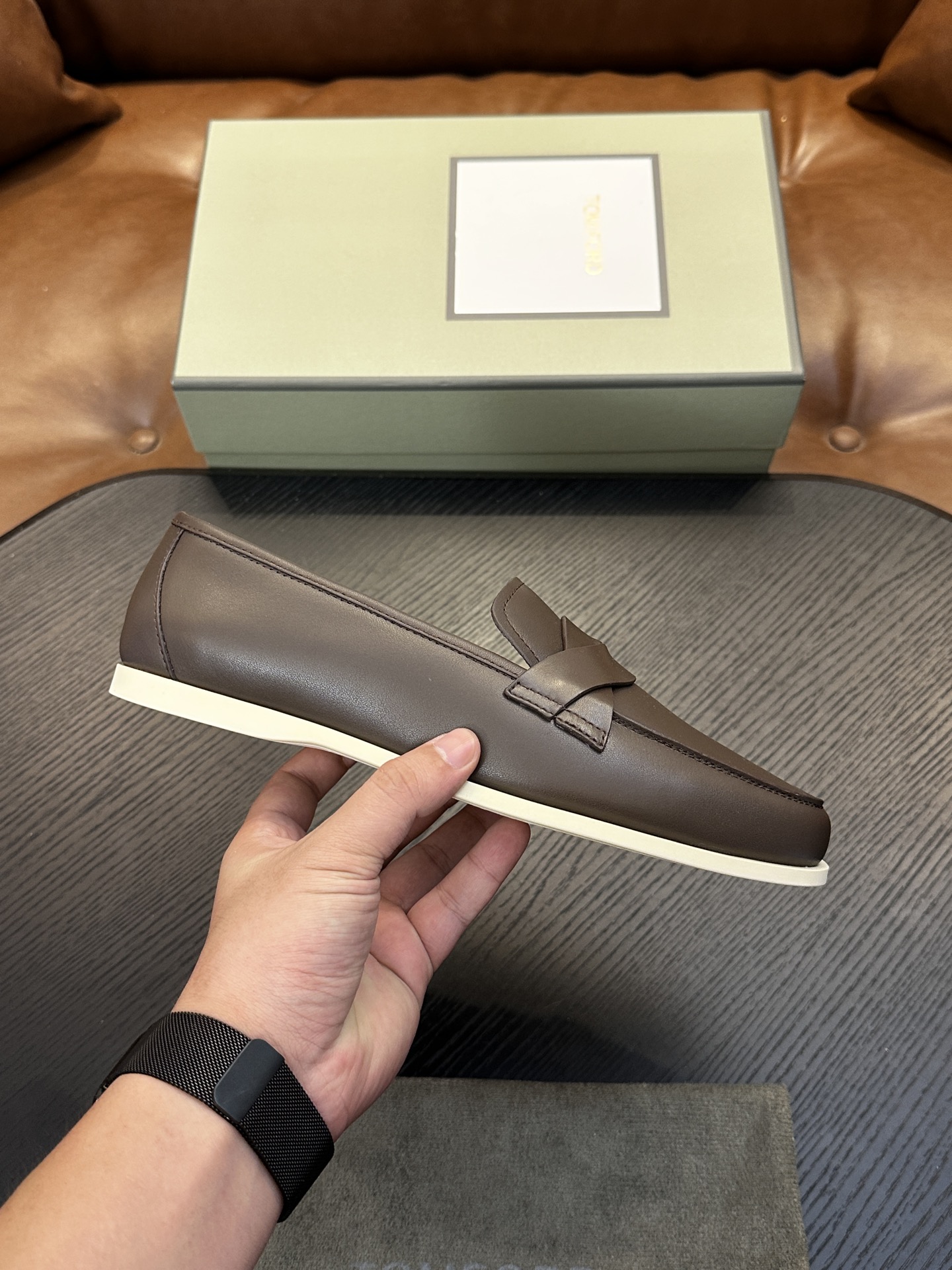TOM FORD Cambridge 牛皮低帮运动鞋 本款运动鞋采用进口反绒小牛皮、对比边饰、圆头、正面系带、橡胶平底、