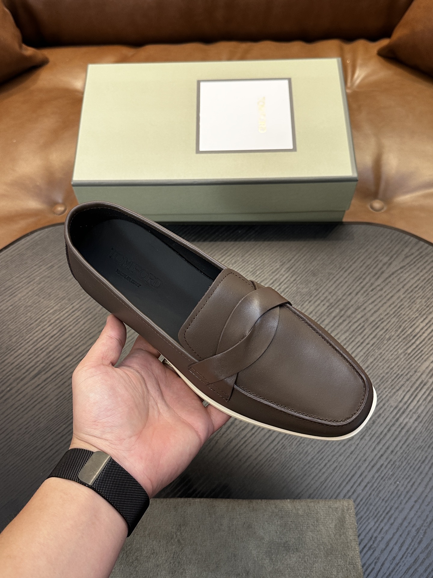 TOM FORD Cambridge 牛皮低帮运动鞋 本款运动鞋采用进口反绒小牛皮、对比边饰、圆头、正面系带、橡胶平底、