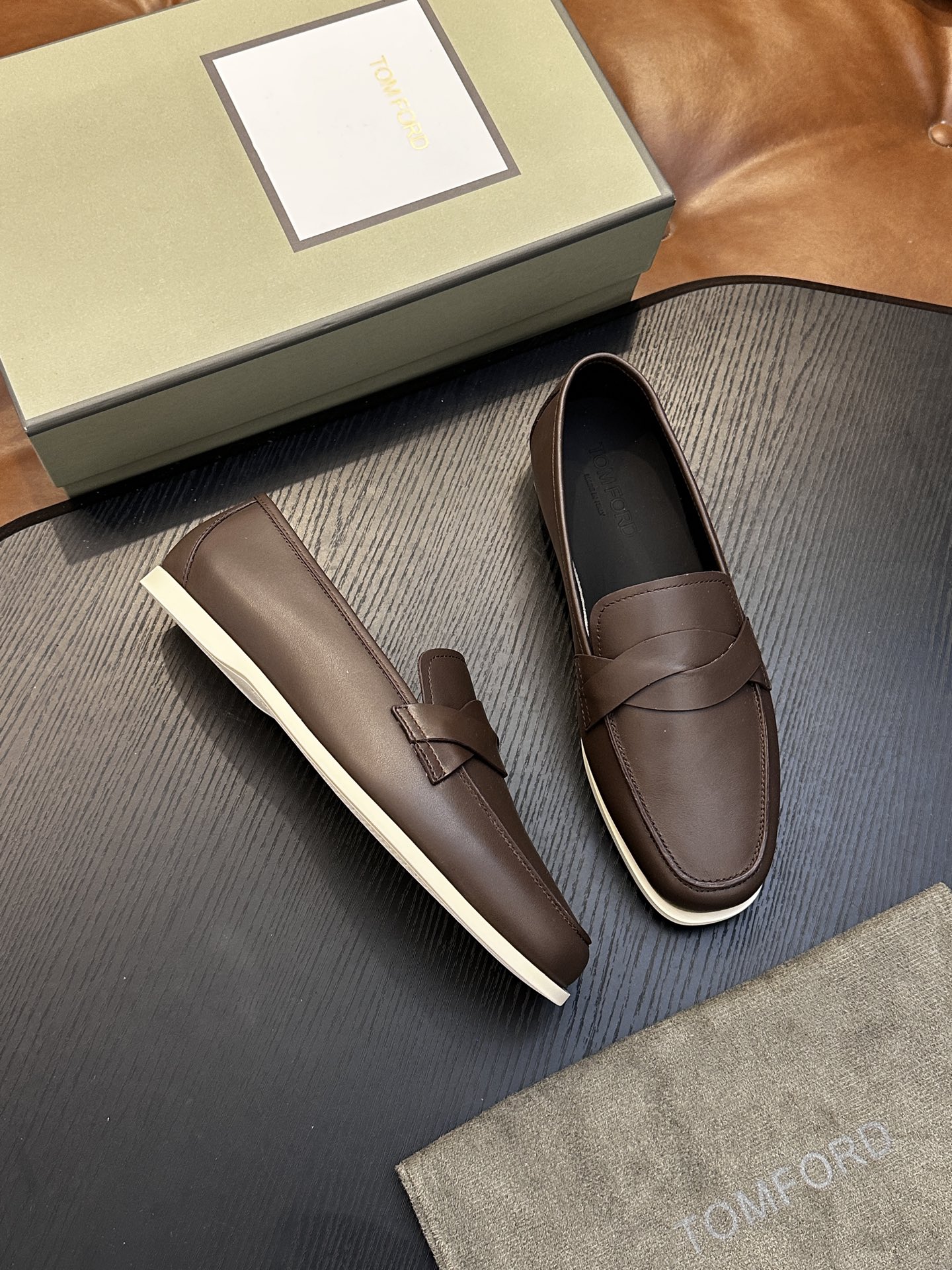 TOM FORD Cambridge 牛皮低帮运动鞋 本款运动鞋采用进口反绒小牛皮、对比边饰、圆头、正面系带、橡胶平底、
