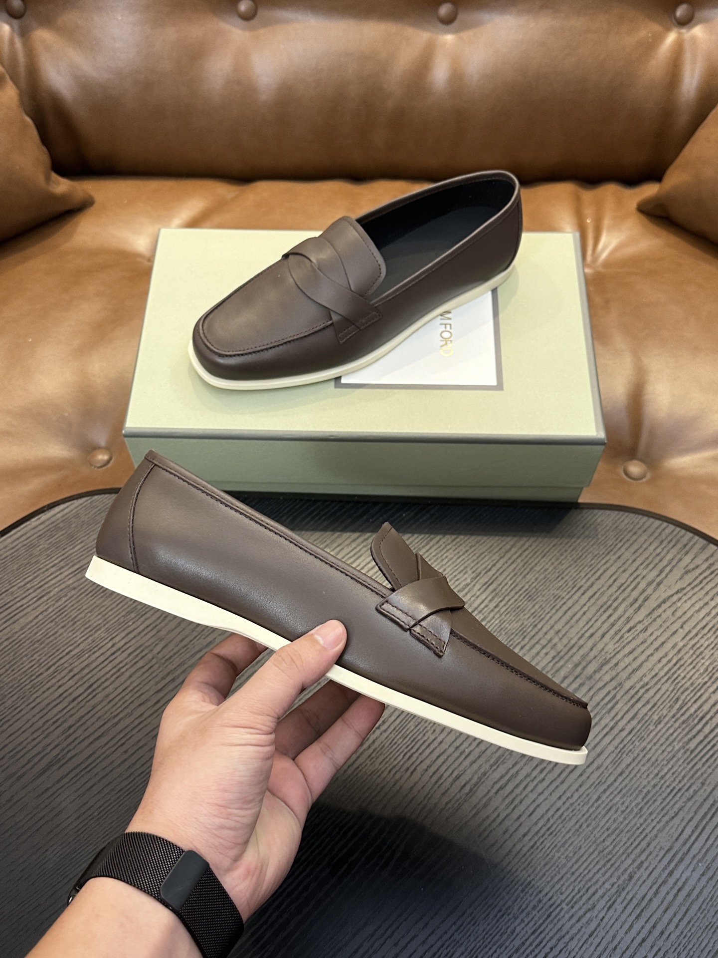 TOM FORD Cambridge 牛皮低帮运动鞋 本款运动鞋采用进口反绒小牛皮、对比边饰、圆头、正面系带、橡胶平底、