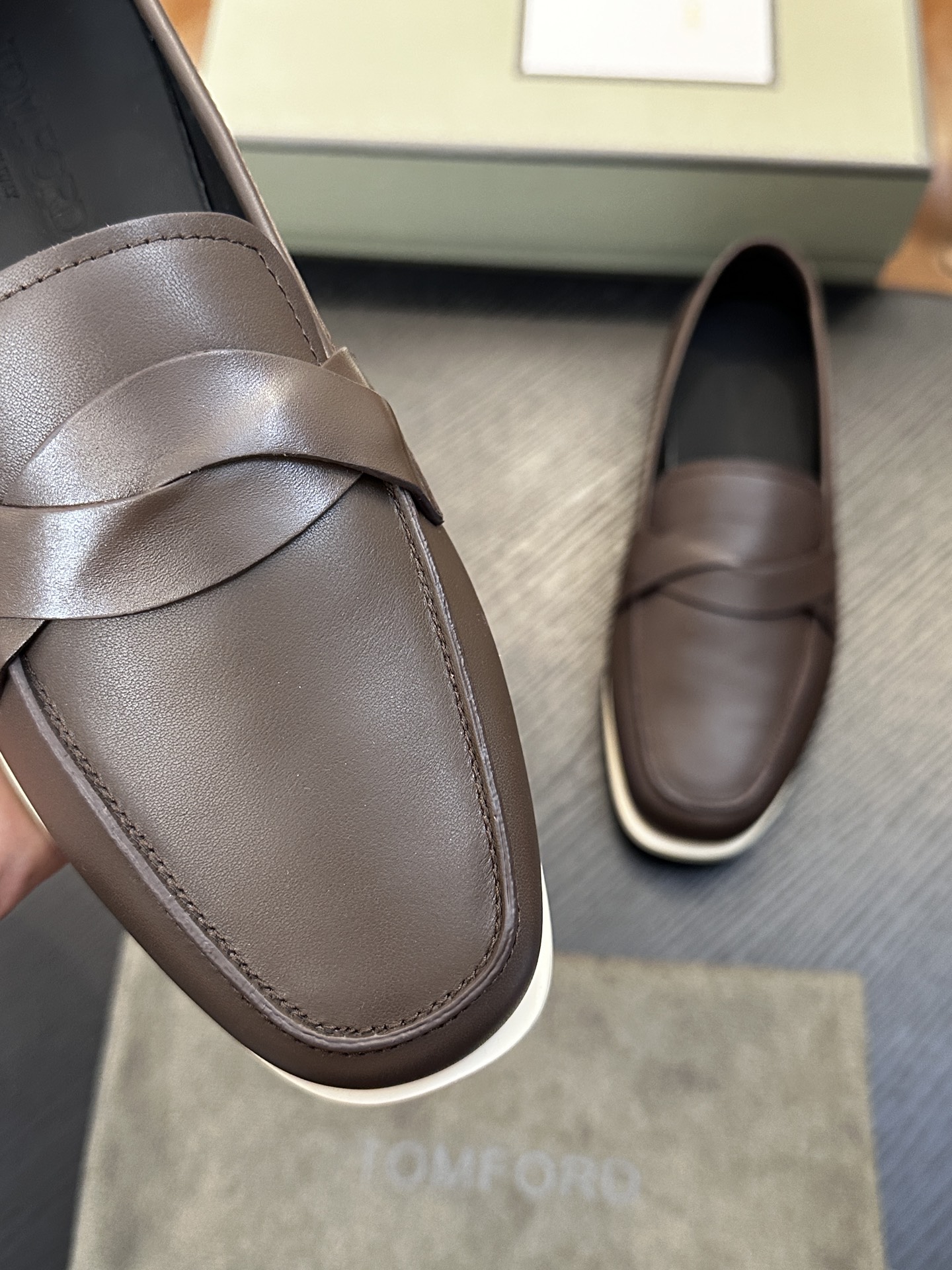 TOM FORD Cambridge 牛皮低帮运动鞋 本款运动鞋采用进口反绒小牛皮、对比边饰、圆头、正面系带、橡胶平底、