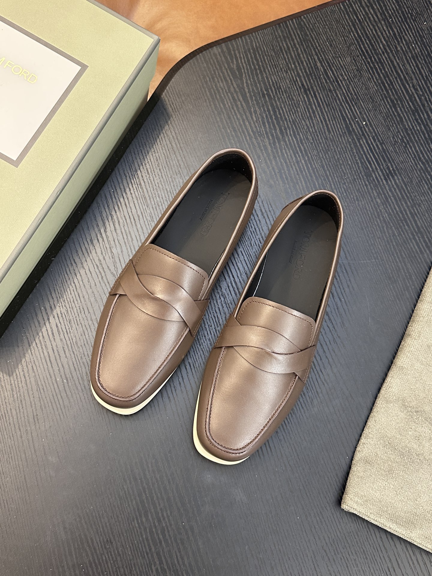 TOM FORD Cambridge 牛皮低帮运动鞋 本款运动鞋采用进口反绒小牛皮、对比边饰、圆头、正面系带、橡胶平底、