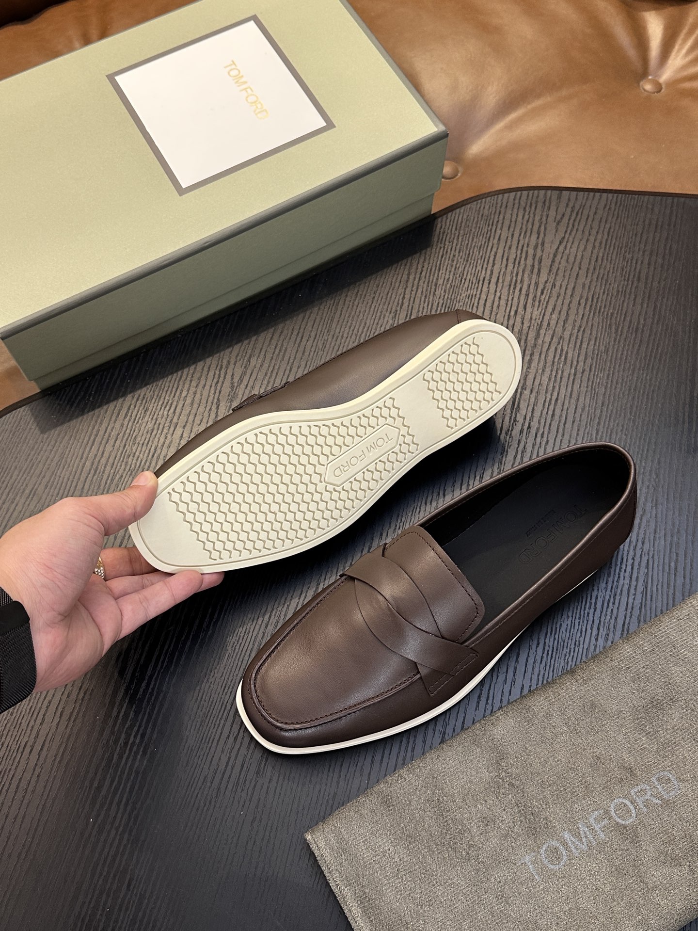 TOM FORD Cambridge 牛皮低帮运动鞋 本款运动鞋采用进口反绒小牛皮、对比边饰、圆头、正面系带、橡胶平底、