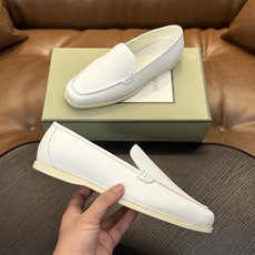 TOM FORD Cambridge 牛皮低帮运动鞋 本款运动鞋采用进口反绒小牛皮、对比边饰、圆头、正面系带、橡胶平底、 TOM FORD Cambridge 牛皮低帮运动鞋 本款运动鞋采用进口反绒小牛皮、对比边饰、圆头、正面系带、橡胶平底、
