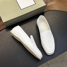 TOM FORD Cambridge 牛皮低帮运动鞋 本款运动鞋采用进口反绒小牛皮、对比边饰、圆头、正面系带、橡胶平底、 TOM FORD Cambridge 牛皮低帮运动鞋 本款运动鞋采用进口反绒小牛皮、对比边饰、圆头、正面系带、橡胶平底、