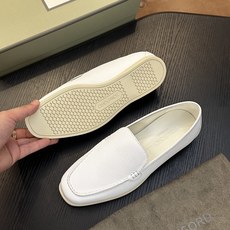TOM FORD Cambridge 牛皮低帮运动鞋 本款运动鞋采用进口反绒小牛皮、对比边饰、圆头、正面系带、橡胶平底、 TOM FORD Cambridge 牛皮低帮运动鞋 本款运动鞋采用进口反绒小牛皮、对比边饰、圆头、正面系带、橡胶平底、