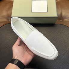 TOM FORD Cambridge 牛皮低帮运动鞋 本款运动鞋采用进口反绒小牛皮、对比边饰、圆头、正面系带、橡胶平底、 TOM FORD Cambridge 牛皮低帮运动鞋 本款运动鞋采用进口反绒小牛皮、对比边饰、圆头、正面系带、橡胶平底、