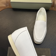 TOM FORD Cambridge 牛皮低帮运动鞋 本款运动鞋采用进口反绒小牛皮、对比边饰、圆头、正面系带、橡胶平底、 TOM FORD Cambridge 牛皮低帮运动鞋 本款运动鞋采用进口反绒小牛皮、对比边饰、圆头、正面系带、橡胶平底、
