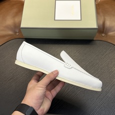 TOM FORD Cambridge 牛皮低帮运动鞋 本款运动鞋采用进口反绒小牛皮、对比边饰、圆头、正面系带、橡胶平底、 TOM FORD Cambridge 牛皮低帮运动鞋 本款运动鞋采用进口反绒小牛皮、对比边饰、圆头、正面系带、橡胶平底、