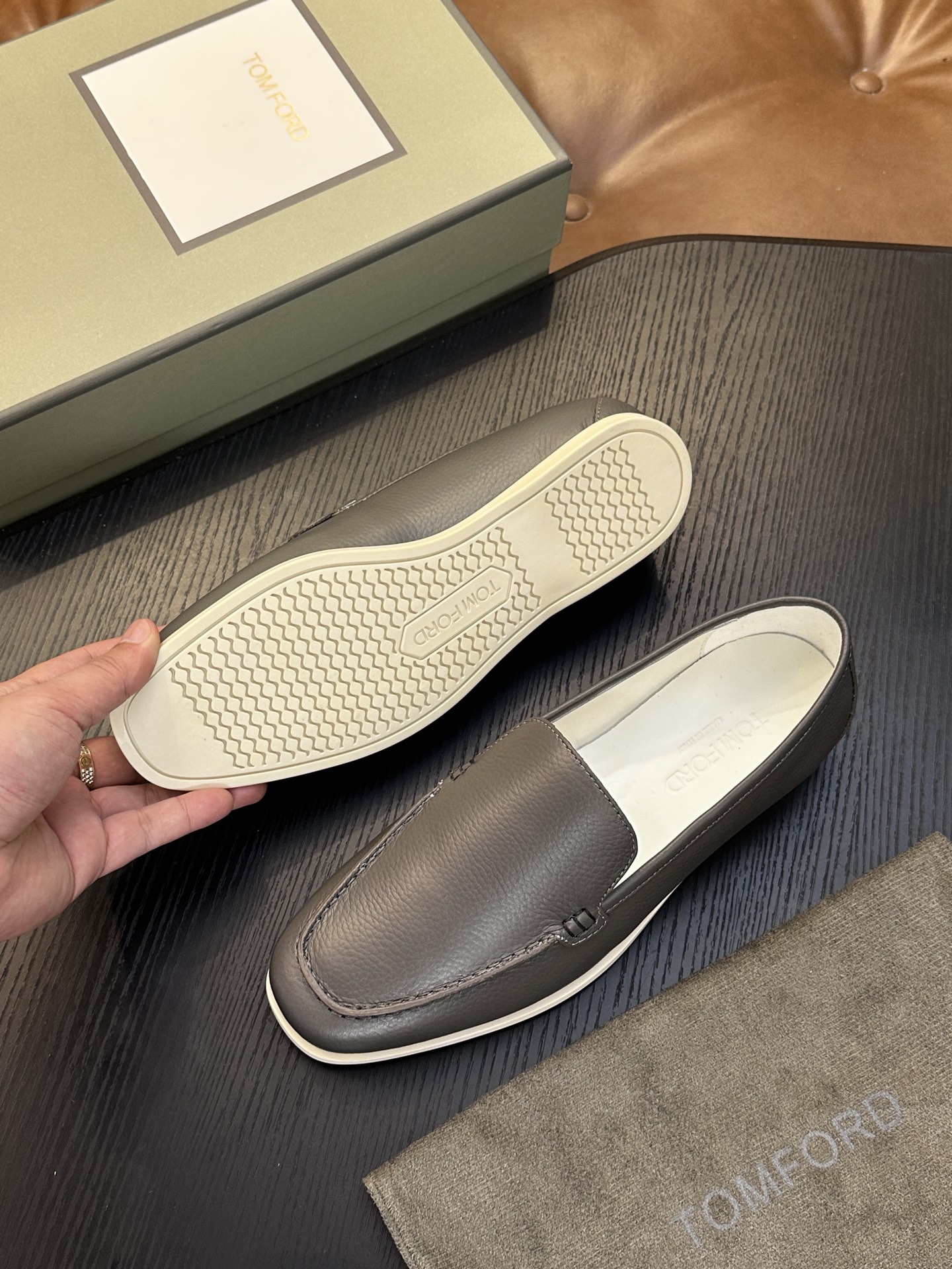 TOM FORD Cambridge 牛皮低帮运动鞋 本款运动鞋采用进口反绒小牛皮、对比边饰、圆头、正面系带、橡胶平底、 TOM FORD Cambridge 牛皮低帮运动鞋 本款运动鞋采用进口反绒小牛皮、对比边饰、圆头、正面系带、橡胶平底、