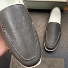 TOM FORD Cambridge 牛皮低帮运动鞋 本款运动鞋采用进口反绒小牛皮、对比边饰、圆头、正面系带、橡胶平底、 TOM FORD Cambridge 牛皮低帮运动鞋 本款运动鞋采用进口反绒小牛皮、对比边饰、圆头、正面系带、橡胶平底、