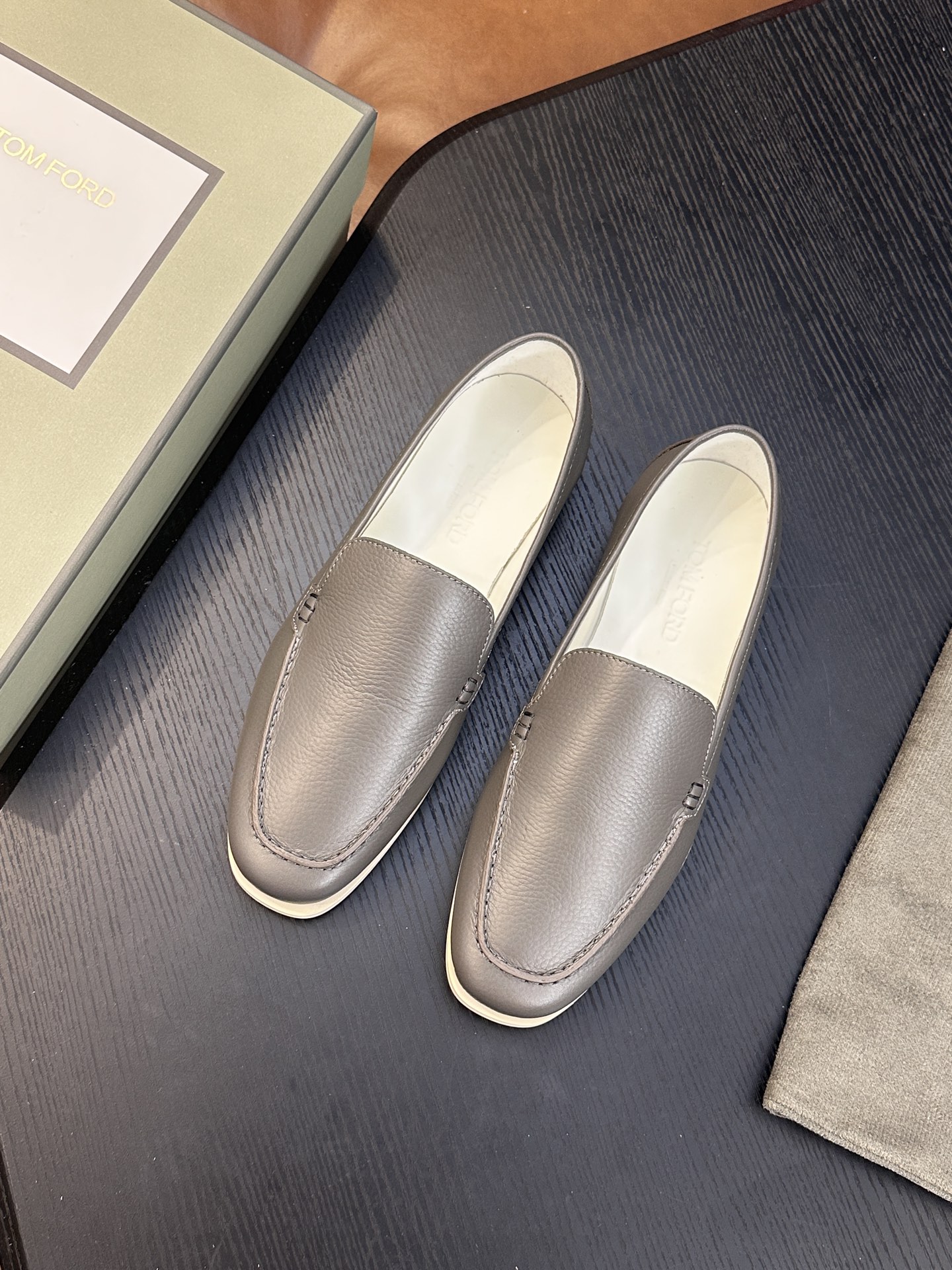 TOM FORD Cambridge 牛皮低帮运动鞋 本款运动鞋采用进口反绒小牛皮、对比边饰、圆头、正面系带、橡胶平底、 TOM FORD Cambridge 牛皮低帮运动鞋 本款运动鞋采用进口反绒小牛皮、对比边饰、圆头、正面系带、橡胶平底、