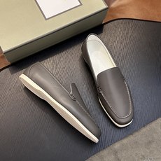 TOM FORD Cambridge 牛皮低帮运动鞋 本款运动鞋采用进口反绒小牛皮、对比边饰、圆头、正面系带、橡胶平底、 TOM FORD Cambridge 牛皮低帮运动鞋 本款运动鞋采用进口反绒小牛皮、对比边饰、圆头、正面系带、橡胶平底、