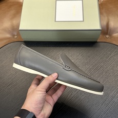 TOM FORD Cambridge 牛皮低帮运动鞋 本款运动鞋采用进口反绒小牛皮、对比边饰、圆头、正面系带、橡胶平底、 TOM FORD Cambridge 牛皮低帮运动鞋 本款运动鞋采用进口反绒小牛皮、对比边饰、圆头、正面系带、橡胶平底、