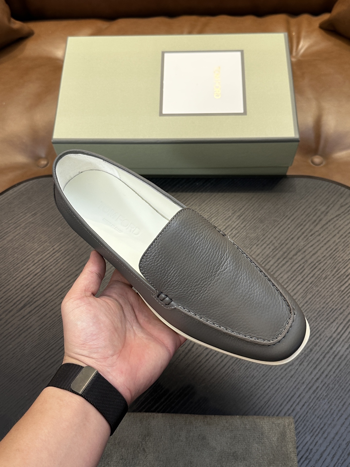 TOM FORD Cambridge 牛皮低帮运动鞋 本款运动鞋采用进口反绒小牛皮、对比边饰、圆头、正面系带、橡胶平底、 TOM FORD Cambridge 牛皮低帮运动鞋 本款运动鞋采用进口反绒小牛皮、对比边饰、圆头、正面系带、橡胶平底、