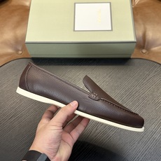 TOM FORD Cambridge 牛皮低帮运动鞋 本款运动鞋采用进口反绒小牛皮、对比边饰、圆头、正面系带、橡胶平底、 TOM FORD Cambridge 牛皮低帮运动鞋 本款运动鞋采用进口反绒小牛皮、对比边饰、圆头、正面系带、橡胶平底、