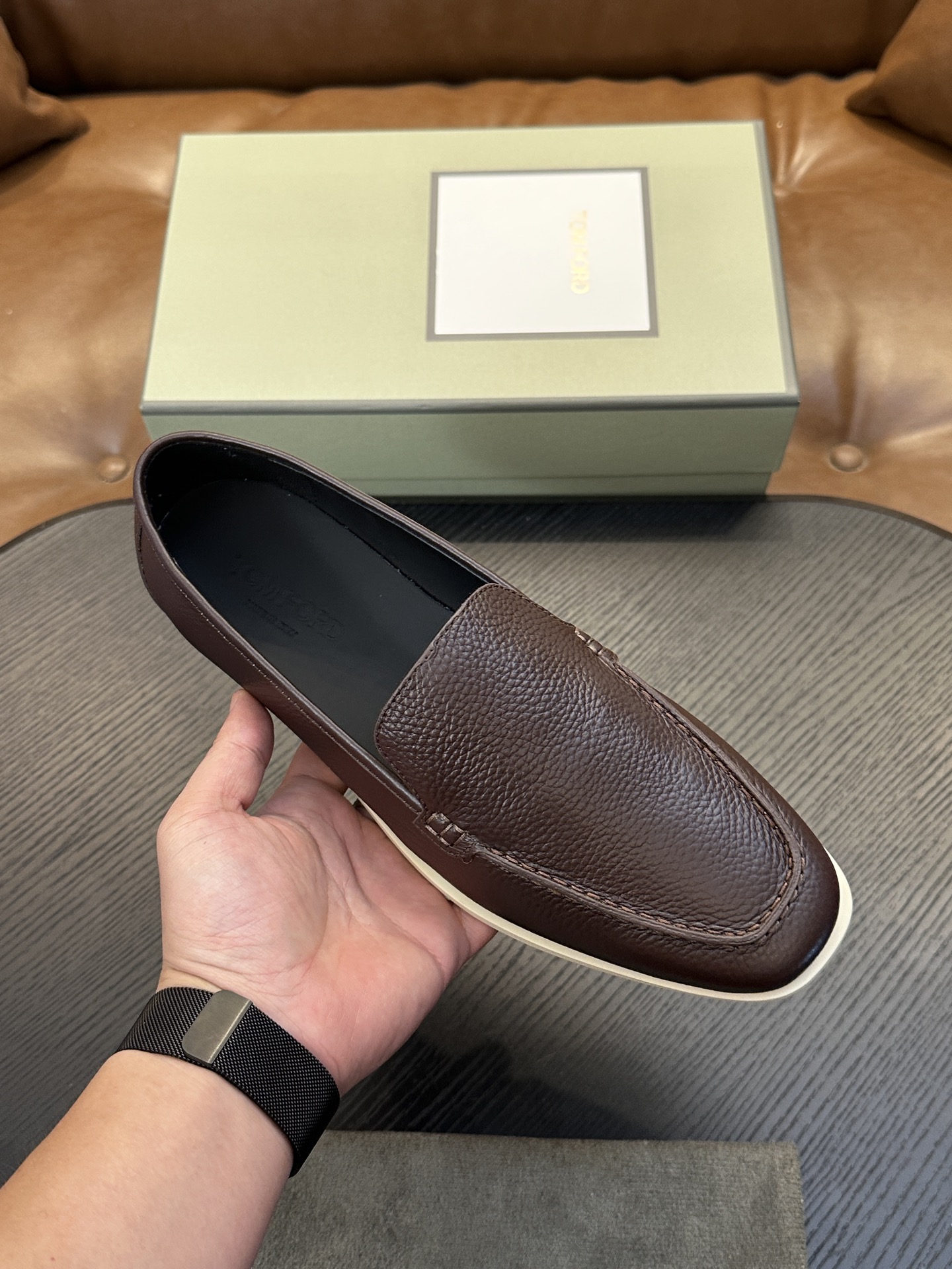 TOM FORD Cambridge 牛皮低帮运动鞋 本款运动鞋采用进口反绒小牛皮、对比边饰、圆头、正面系带、橡胶平底、 TOM FORD Cambridge 牛皮低帮运动鞋 本款运动鞋采用进口反绒小牛皮、对比边饰、圆头、正面系带、橡胶平底、
