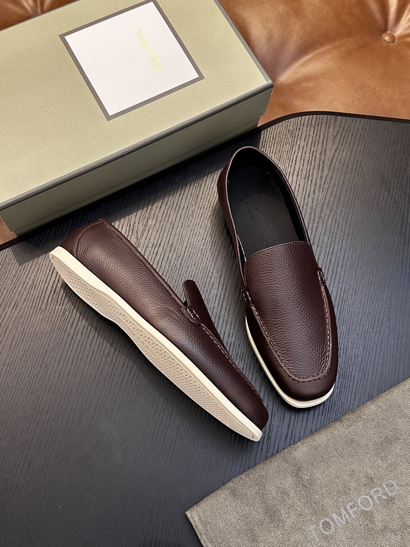 TOM FORD Cambridge 牛皮低帮运动鞋 本款运动鞋采用进口反绒小牛皮、对比边饰、圆头、正面系带、橡胶平底、 TOM FORD Cambridge 牛皮低帮运动鞋 本款运动鞋采用进口反绒小牛皮、对比边饰、圆头、正面系带、橡胶平底、