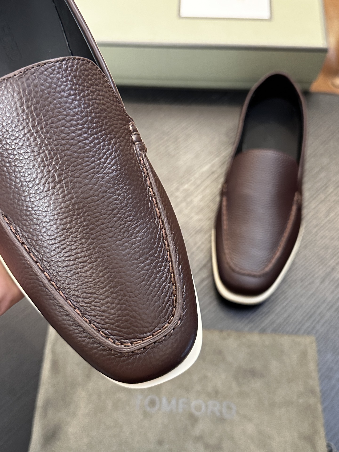 TOM FORD Cambridge 牛皮低帮运动鞋 本款运动鞋采用进口反绒小牛皮、对比边饰、圆头、正面系带、橡胶平底、 TOM FORD Cambridge 牛皮低帮运动鞋 本款运动鞋采用进口反绒小牛皮、对比边饰、圆头、正面系带、橡胶平底、