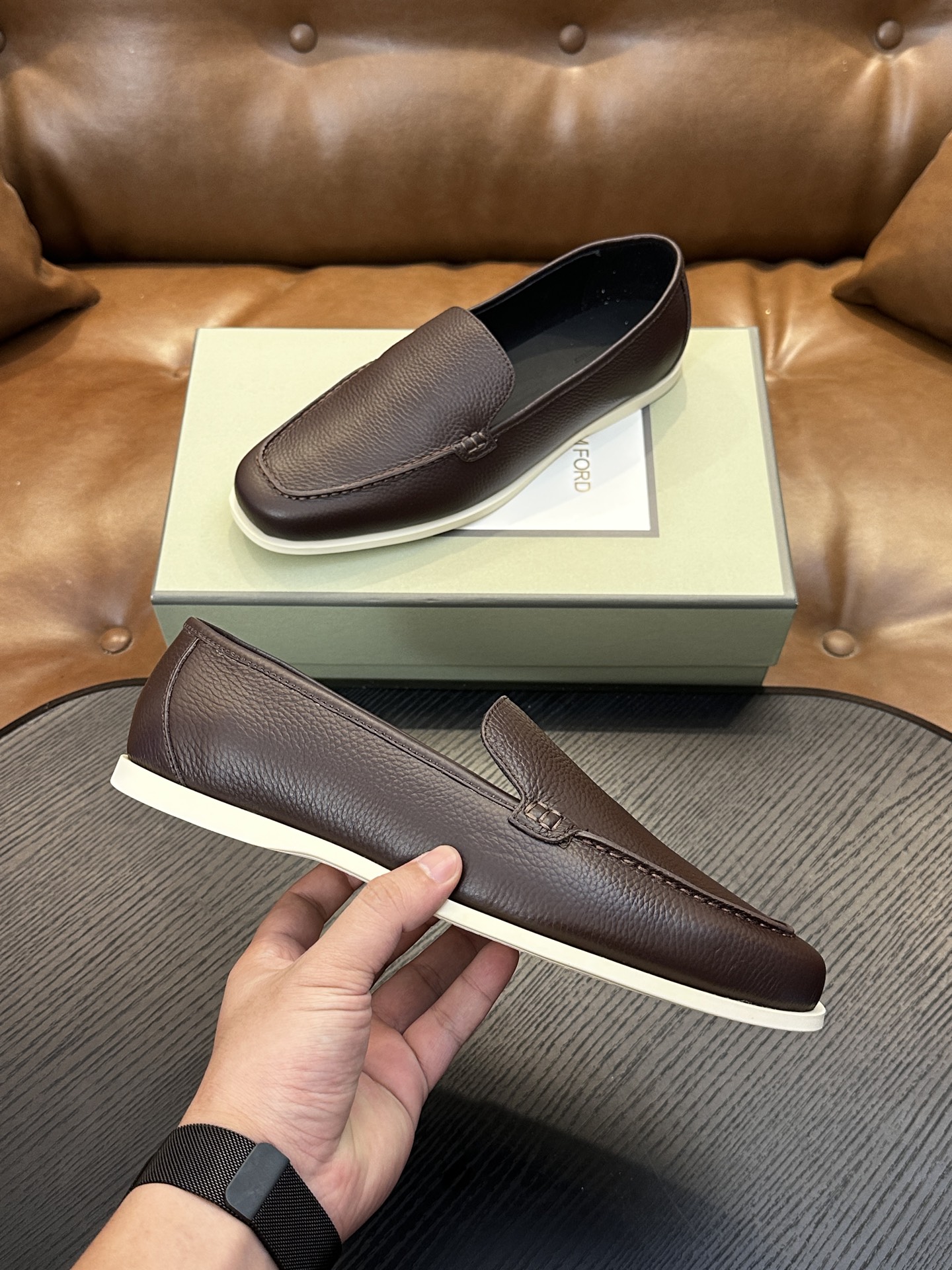TOM FORD Cambridge 牛皮低帮运动鞋 本款运动鞋采用进口反绒小牛皮、对比边饰、圆头、正面系带、橡胶平底、 TOM FORD Cambridge 牛皮低帮运动鞋 本款运动鞋采用进口反绒小牛皮、对比边饰、圆头、正面系带、橡胶平底、