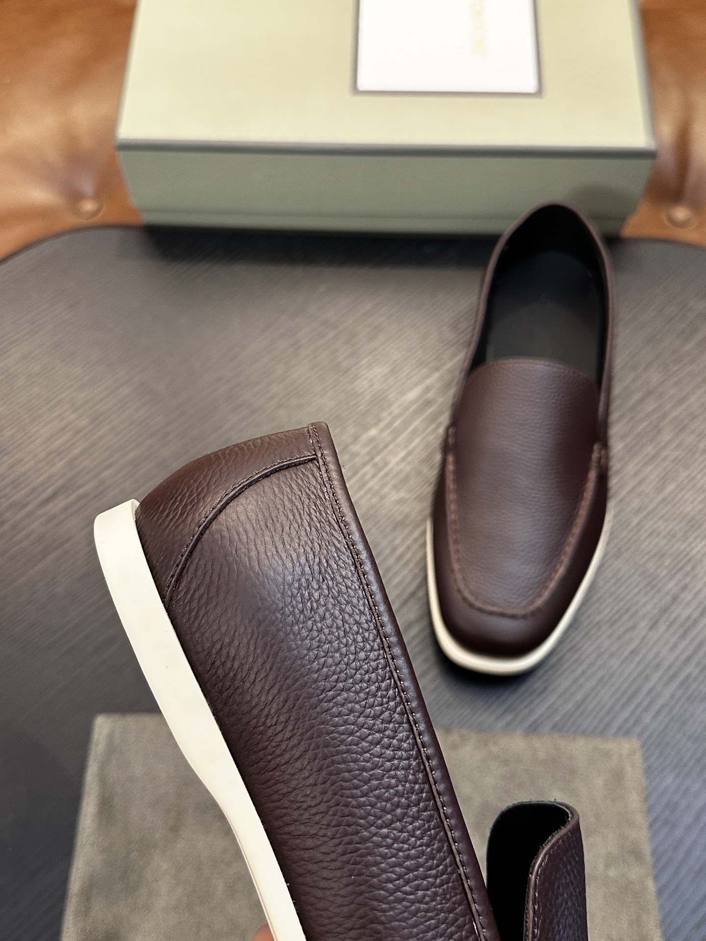TOM FORD Cambridge 牛皮低帮运动鞋 本款运动鞋采用进口反绒小牛皮、对比边饰、圆头、正面系带、橡胶平底、 TOM FORD Cambridge 牛皮低帮运动鞋 本款运动鞋采用进口反绒小牛皮、对比边饰、圆头、正面系带、橡胶平底、