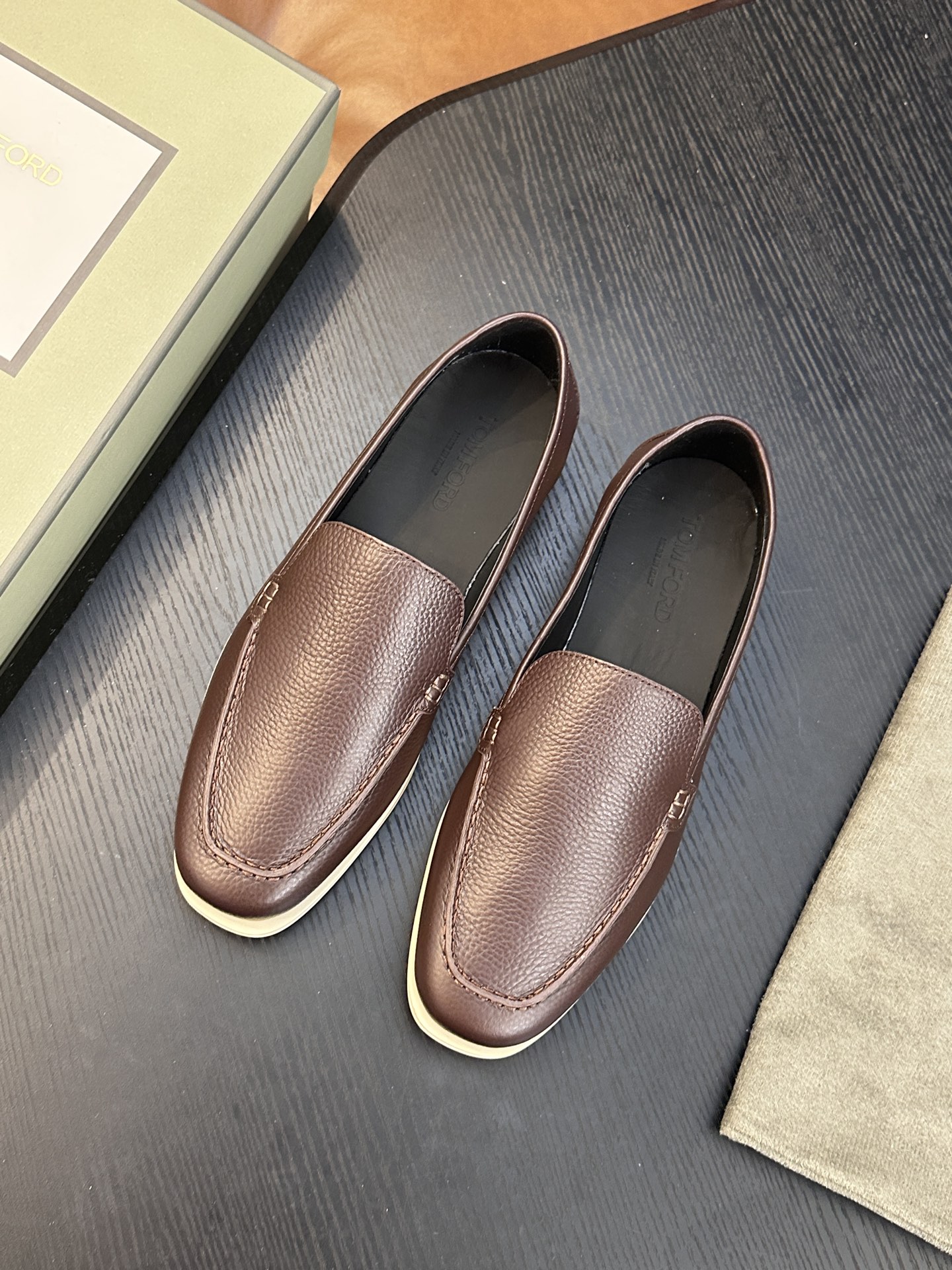 TOM FORD Cambridge 牛皮低帮运动鞋 本款运动鞋采用进口反绒小牛皮、对比边饰、圆头、正面系带、橡胶平底、 TOM FORD Cambridge 牛皮低帮运动鞋 本款运动鞋采用进口反绒小牛皮、对比边饰、圆头、正面系带、橡胶平底、