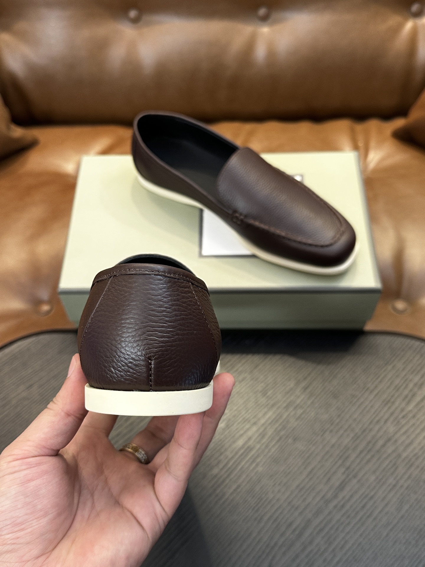 TOM FORD Cambridge 牛皮低帮运动鞋 本款运动鞋采用进口反绒小牛皮、对比边饰、圆头、正面系带、橡胶平底、 TOM FORD Cambridge 牛皮低帮运动鞋 本款运动鞋采用进口反绒小牛皮、对比边饰、圆头、正面系带、橡胶平底、