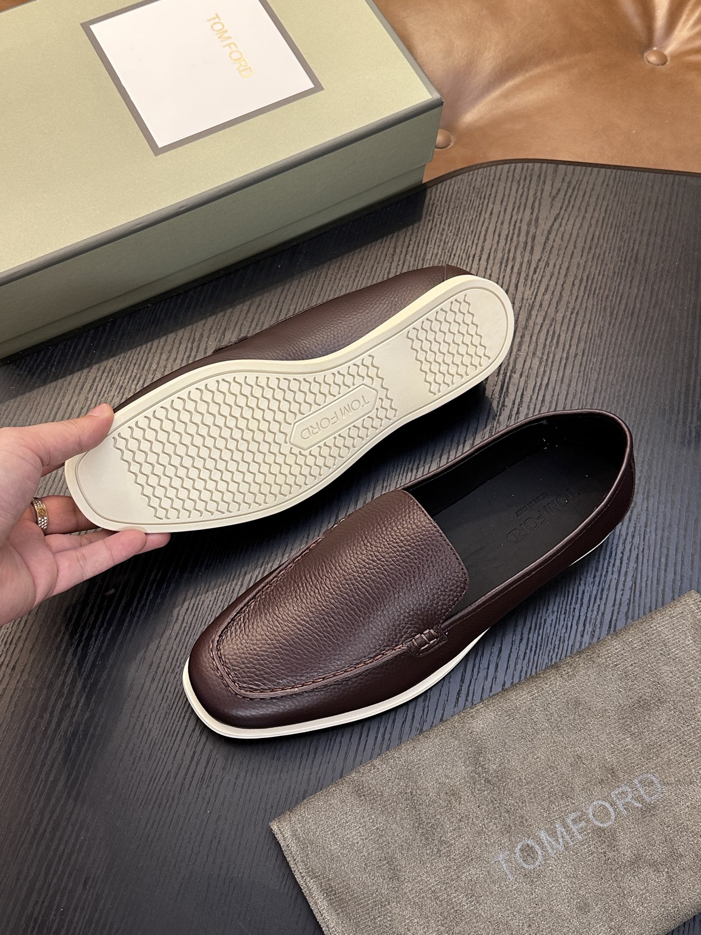 TOM FORD Cambridge 牛皮低帮运动鞋 本款运动鞋采用进口反绒小牛皮、对比边饰、圆头、正面系带、橡胶平底、 TOM FORD Cambridge 牛皮低帮运动鞋 本款运动鞋采用进口反绒小牛皮、对比边饰、圆头、正面系带、橡胶平底、