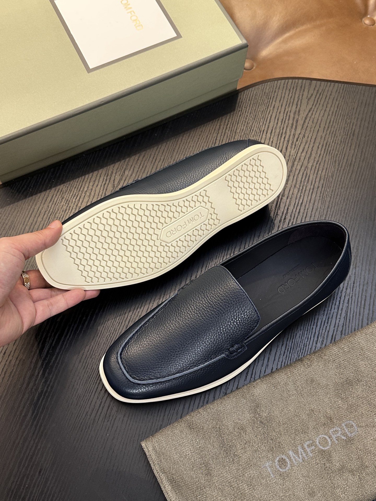 TOM FORD Cambridge 牛皮低帮运动鞋 本款运动鞋采用进口反绒小牛皮、对比边饰、圆头、正面系带、橡胶平底、 TOM FORD Cambridge 牛皮低帮运动鞋 本款运动鞋采用进口反绒小牛皮、对比边饰、圆头、正面系带、橡胶平底、