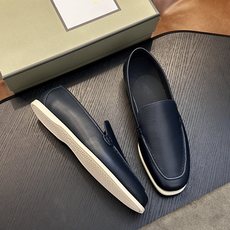 TOM FORD Cambridge 牛皮低帮运动鞋 本款运动鞋采用进口反绒小牛皮、对比边饰、圆头、正面系带、橡胶平底、 TOM FORD Cambridge 牛皮低帮运动鞋 本款运动鞋采用进口反绒小牛皮、对比边饰、圆头、正面系带、橡胶平底、