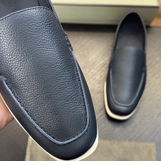 TOM FORD Cambridge 牛皮低帮运动鞋 本款运动鞋采用进口反绒小牛皮、对比边饰、圆头、正面系带、橡胶平底、 TOM FORD Cambridge 牛皮低帮运动鞋 本款运动鞋采用进口反绒小牛皮、对比边饰、圆头、正面系带、橡胶平底、