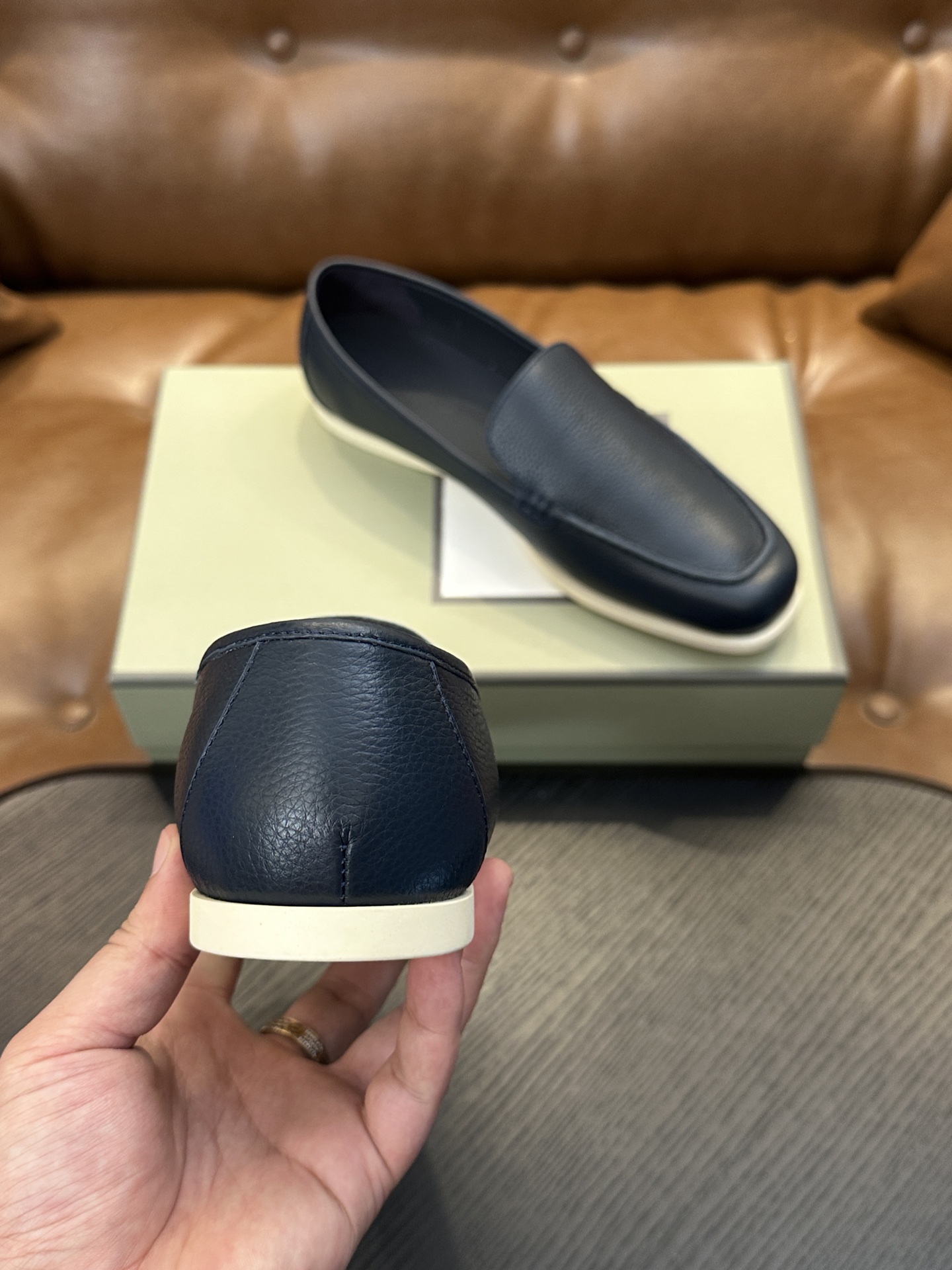 TOM FORD Cambridge 牛皮低帮运动鞋 本款运动鞋采用进口反绒小牛皮、对比边饰、圆头、正面系带、橡胶平底、 TOM FORD Cambridge 牛皮低帮运动鞋 本款运动鞋采用进口反绒小牛皮、对比边饰、圆头、正面系带、橡胶平底、