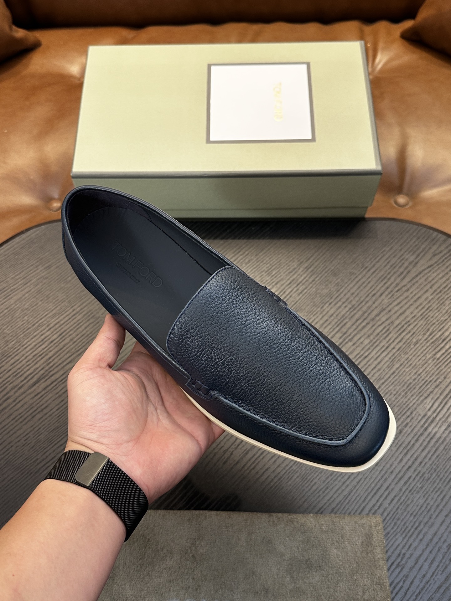 TOM FORD Cambridge 牛皮低帮运动鞋 本款运动鞋采用进口反绒小牛皮、对比边饰、圆头、正面系带、橡胶平底、 TOM FORD Cambridge 牛皮低帮运动鞋 本款运动鞋采用进口反绒小牛皮、对比边饰、圆头、正面系带、橡胶平底、