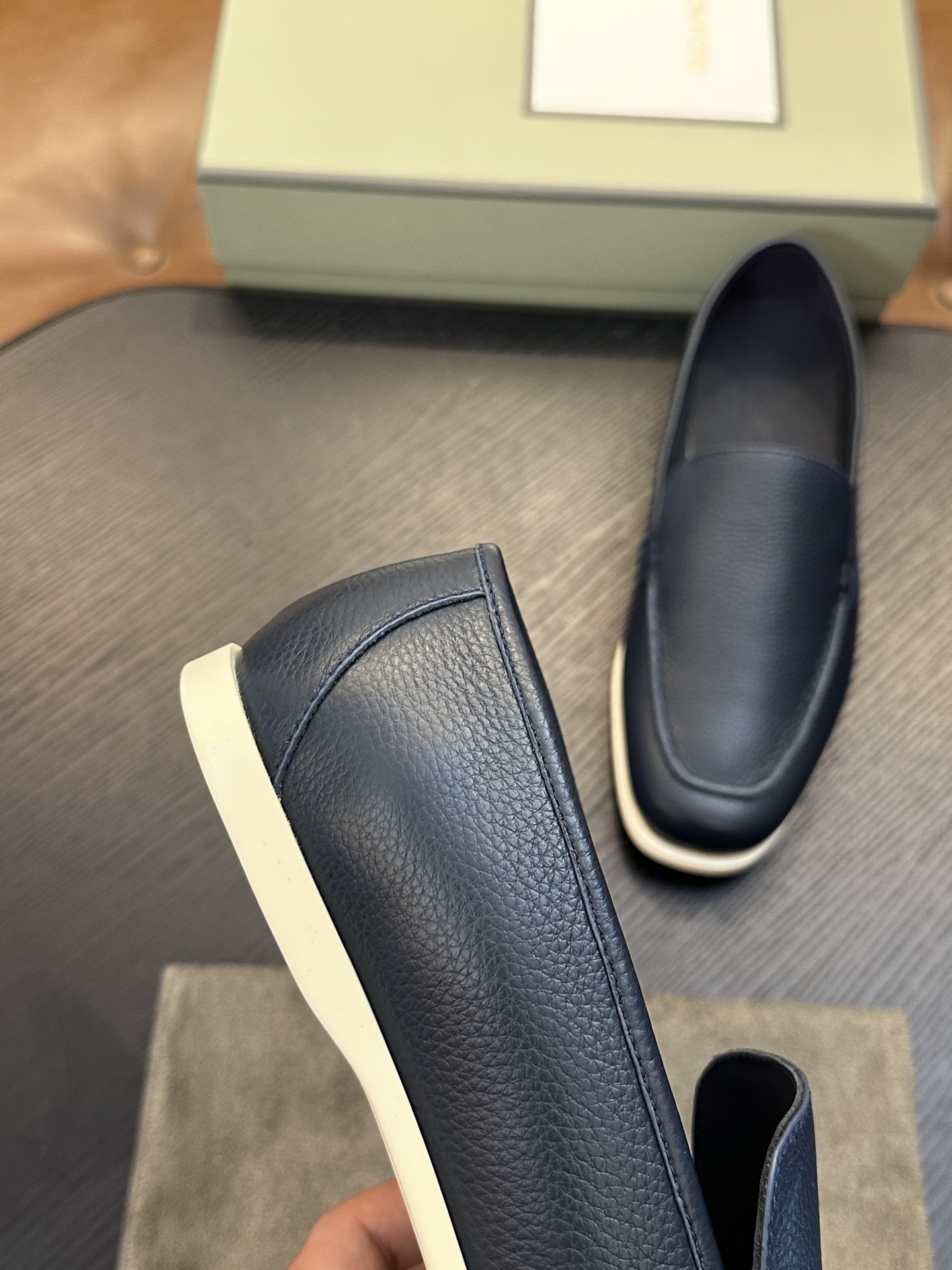 TOM FORD Cambridge 牛皮低帮运动鞋 本款运动鞋采用进口反绒小牛皮、对比边饰、圆头、正面系带、橡胶平底、 TOM FORD Cambridge 牛皮低帮运动鞋 本款运动鞋采用进口反绒小牛皮、对比边饰、圆头、正面系带、橡胶平底、