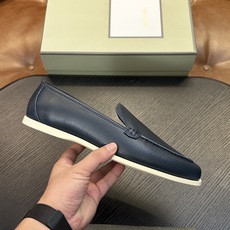 TOM FORD Cambridge 牛皮低帮运动鞋 本款运动鞋采用进口反绒小牛皮、对比边饰、圆头、正面系带、橡胶平底、 TOM FORD Cambridge 牛皮低帮运动鞋 本款运动鞋采用进口反绒小牛皮、对比边饰、圆头、正面系带、橡胶平底、