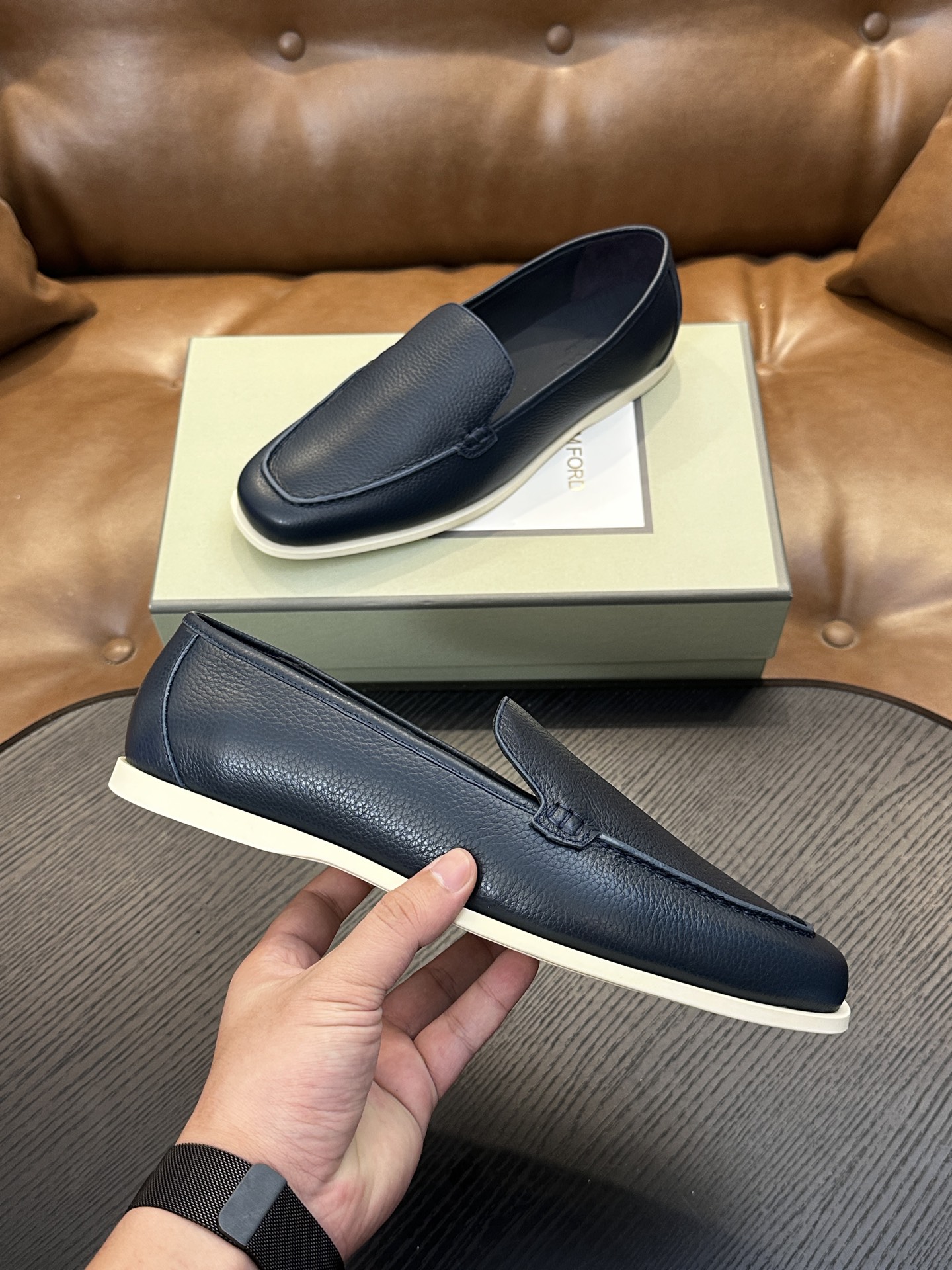 TOM FORD Cambridge 牛皮低帮运动鞋 本款运动鞋采用进口反绒小牛皮、对比边饰、圆头、正面系带、橡胶平底、 TOM FORD Cambridge 牛皮低帮运动鞋 本款运动鞋采用进口反绒小牛皮、对比边饰、圆头、正面系带、橡胶平底、