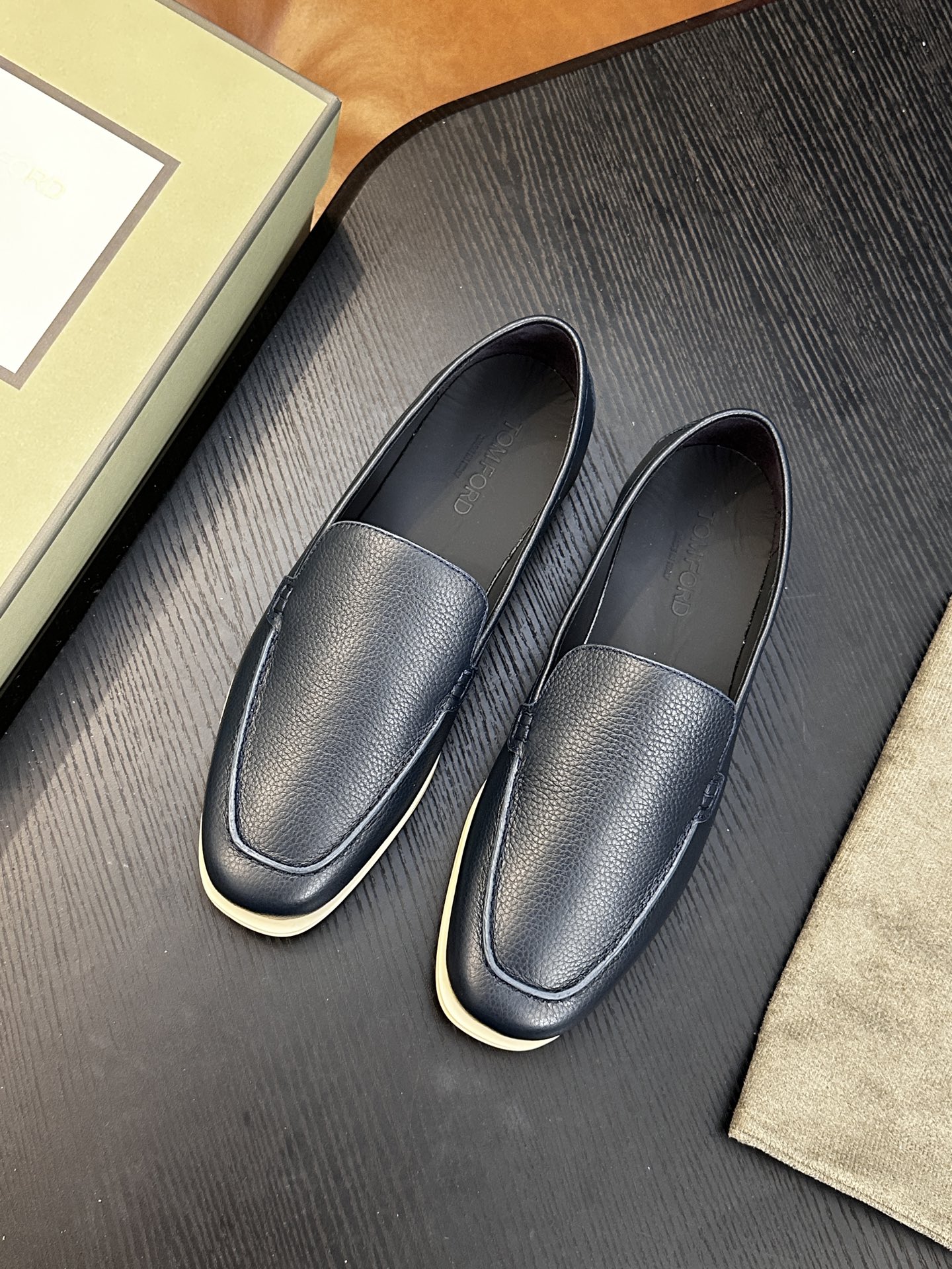 TOM FORD Cambridge 牛皮低帮运动鞋 本款运动鞋采用进口反绒小牛皮、对比边饰、圆头、正面系带、橡胶平底、 TOM FORD Cambridge 牛皮低帮运动鞋 本款运动鞋采用进口反绒小牛皮、对比边饰、圆头、正面系带、橡胶平底、