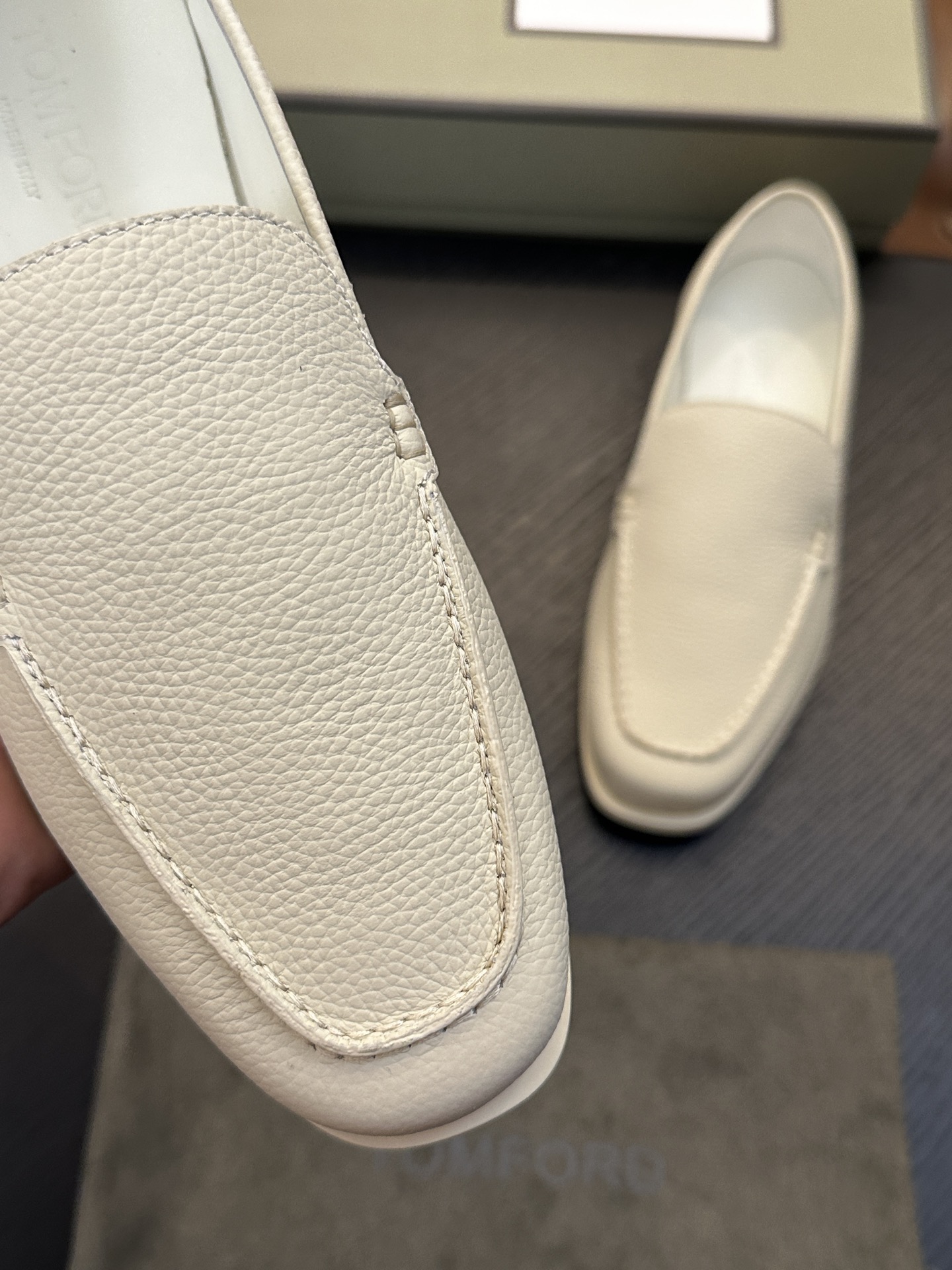 TOM FORD Cambridge 牛皮低帮运动鞋 本款运动鞋采用进口反绒小牛皮、对比边饰、圆头、正面系带、橡胶平底、 TOM FORD Cambridge 牛皮低帮运动鞋 本款运动鞋采用进口反绒小牛皮、对比边饰、圆头、正面系带、橡胶平底、