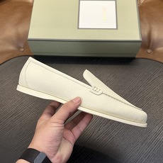 TOM FORD Cambridge 牛皮低帮运动鞋 本款运动鞋采用进口反绒小牛皮、对比边饰、圆头、正面系带、橡胶平底、 TOM FORD Cambridge 牛皮低帮运动鞋 本款运动鞋采用进口反绒小牛皮、对比边饰、圆头、正面系带、橡胶平底、