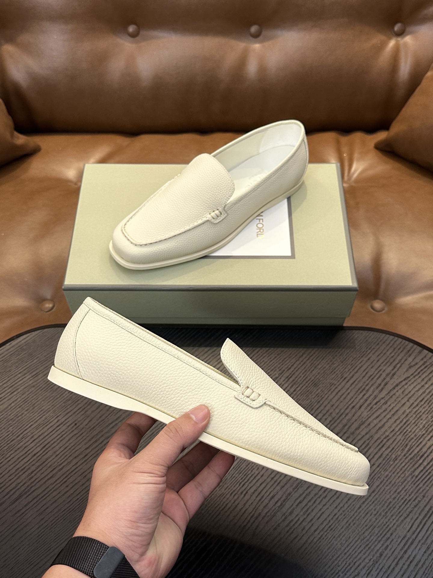 TOM FORD Cambridge 牛皮低帮运动鞋 本款运动鞋采用进口反绒小牛皮、对比边饰、圆头、正面系带、橡胶平底、 TOM FORD Cambridge 牛皮低帮运动鞋 本款运动鞋采用进口反绒小牛皮、对比边饰、圆头、正面系带、橡胶平底、
