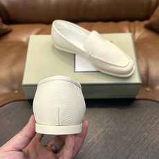 TOM FORD Cambridge 牛皮低帮运动鞋 本款运动鞋采用进口反绒小牛皮、对比边饰、圆头、正面系带、橡胶平底、 TOM FORD Cambridge 牛皮低帮运动鞋 本款运动鞋采用进口反绒小牛皮、对比边饰、圆头、正面系带、橡胶平底、