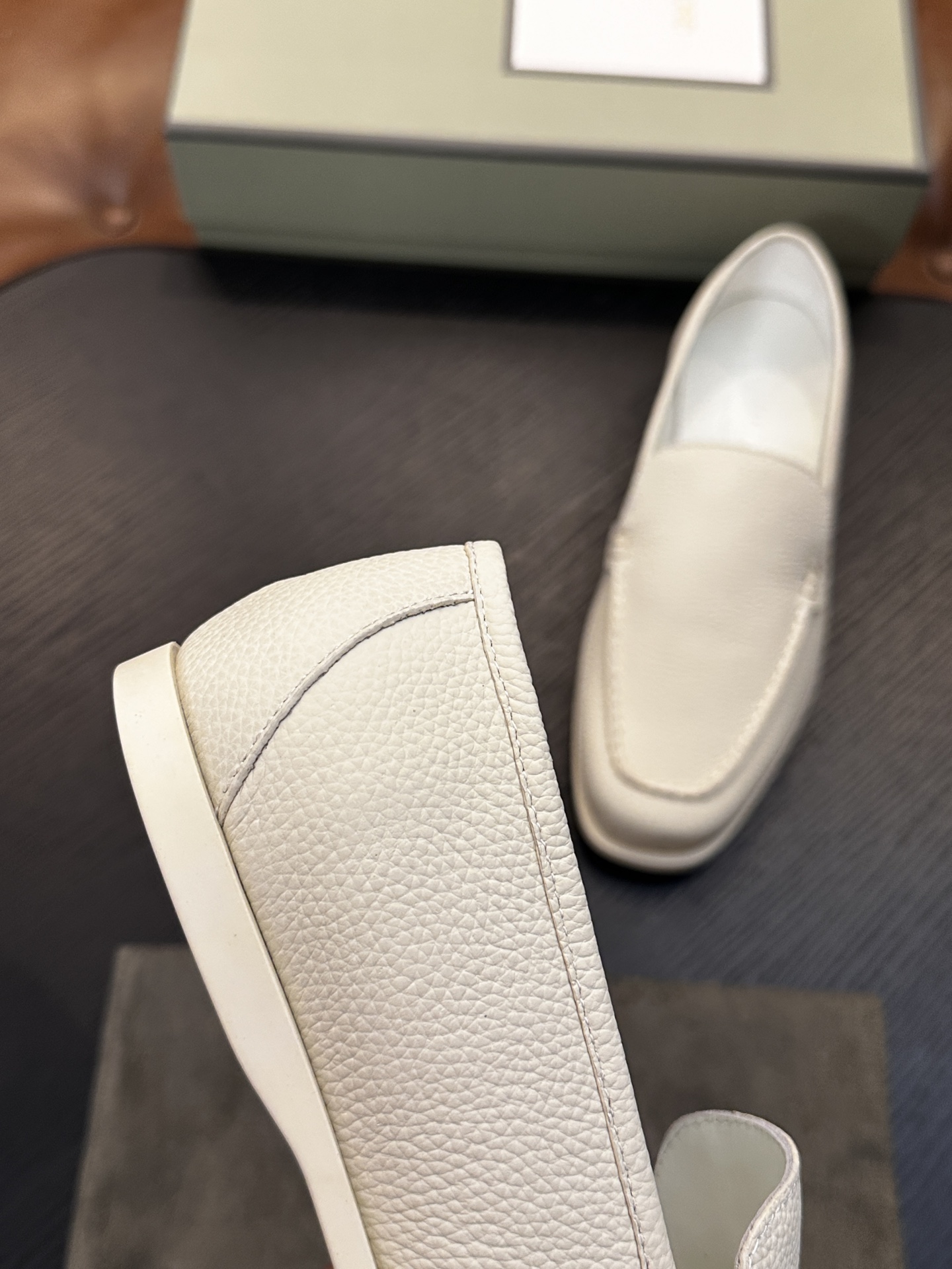 TOM FORD Cambridge 牛皮低帮运动鞋 本款运动鞋采用进口反绒小牛皮、对比边饰、圆头、正面系带、橡胶平底、 TOM FORD Cambridge 牛皮低帮运动鞋 本款运动鞋采用进口反绒小牛皮、对比边饰、圆头、正面系带、橡胶平底、