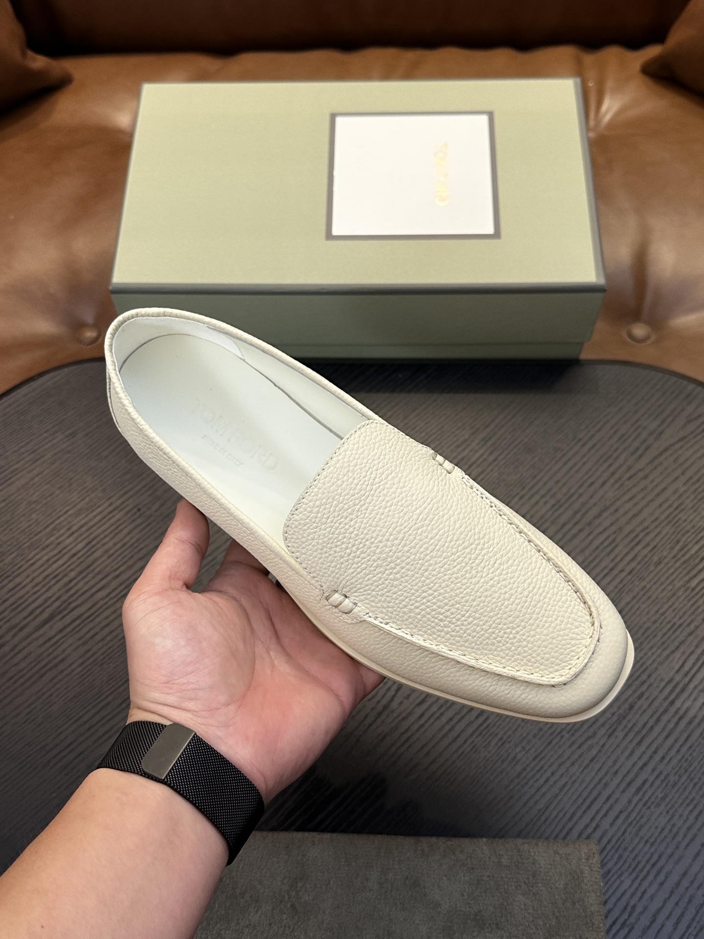 TOM FORD Cambridge 牛皮低帮运动鞋 本款运动鞋采用进口反绒小牛皮、对比边饰、圆头、正面系带、橡胶平底、 TOM FORD Cambridge 牛皮低帮运动鞋 本款运动鞋采用进口反绒小牛皮、对比边饰、圆头、正面系带、橡胶平底、