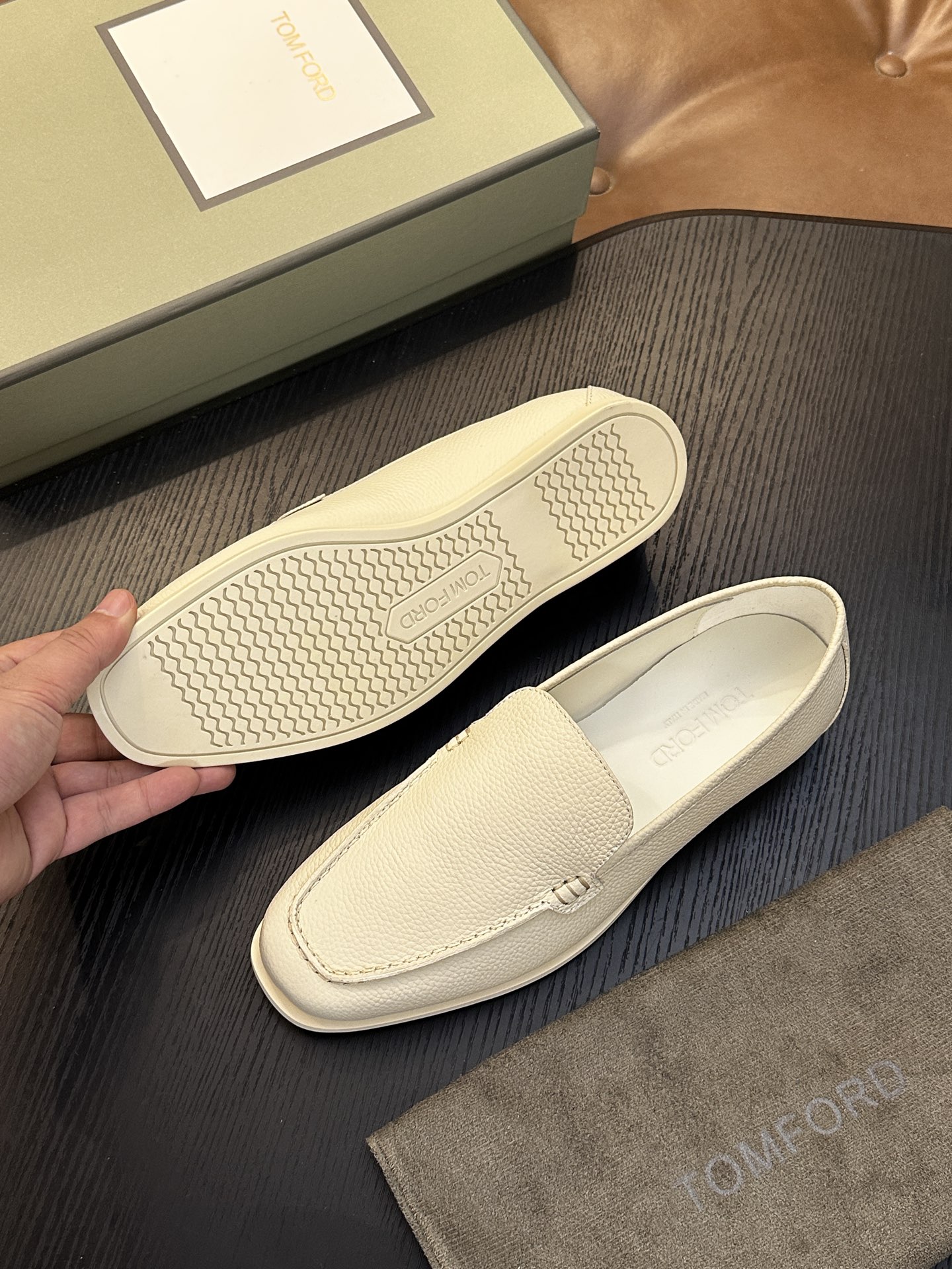TOM FORD Cambridge 牛皮低帮运动鞋 本款运动鞋采用进口反绒小牛皮、对比边饰、圆头、正面系带、橡胶平底、 TOM FORD Cambridge 牛皮低帮运动鞋 本款运动鞋采用进口反绒小牛皮、对比边饰、圆头、正面系带、橡胶平底、