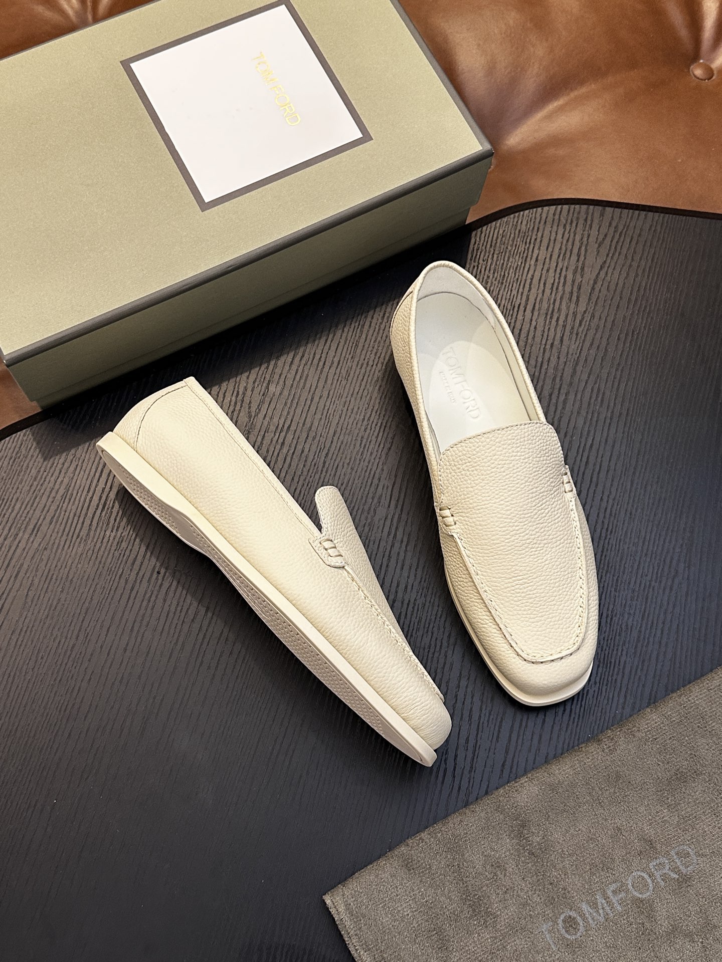 TOM FORD Cambridge 牛皮低帮运动鞋 本款运动鞋采用进口反绒小牛皮、对比边饰、圆头、正面系带、橡胶平底、 TOM FORD Cambridge 牛皮低帮运动鞋 本款运动鞋采用进口反绒小牛皮、对比边饰、圆头、正面系带、橡胶平底、