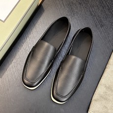 TOM FORD Cambridge 牛皮低帮运动鞋 本款运动鞋采用进口反绒小牛皮、对比边饰、圆头、正面系带、橡胶平底、 TOM FORD Cambridge 牛皮低帮运动鞋 本款运动鞋采用进口反绒小牛皮、对比边饰、圆头、正面系带、橡胶平底、