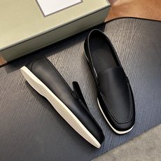 TOM FORD Cambridge 牛皮低帮运动鞋 本款运动鞋采用进口反绒小牛皮、对比边饰、圆头、正面系带、橡胶平底、 TOM FORD Cambridge 牛皮低帮运动鞋 本款运动鞋采用进口反绒小牛皮、对比边饰、圆头、正面系带、橡胶平底、