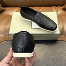 TOM FORD Cambridge 牛皮低帮运动鞋 本款运动鞋采用进口反绒小牛皮、对比边饰、圆头、正面系带、橡胶平底、 TOM FORD Cambridge 牛皮低帮运动鞋 本款运动鞋采用进口反绒小牛皮、对比边饰、圆头、正面系带、橡胶平底、