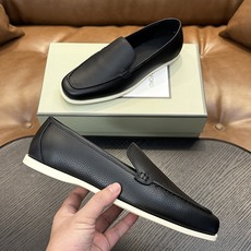 TOM FORD Cambridge 牛皮低帮运动鞋 本款运动鞋采用进口反绒小牛皮、对比边饰、圆头、正面系带、橡胶平底、 TOM FORD Cambridge 牛皮低帮运动鞋 本款运动鞋采用进口反绒小牛皮、对比边饰、圆头、正面系带、橡胶平底、